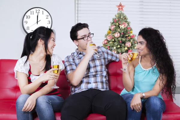 Pessoas felizes bebem champanhe juntos — Fotografia de Stock