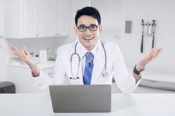 Arzt mit Notizbuch in der Klinik — Stockfoto