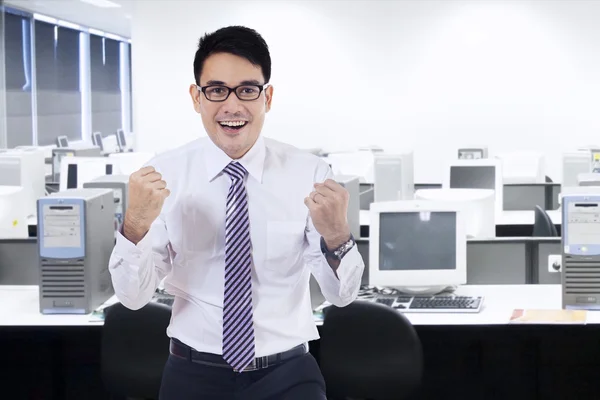 Homem comemorando seu sucesso na sala de escritório — Fotografia de Stock