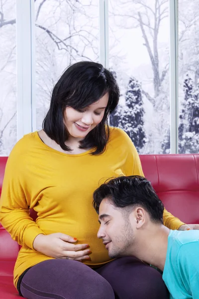 Man listens to his pregnant wife belly — Stock Photo, Image