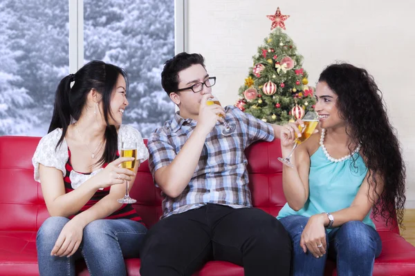 Multi-etnische mensen samen genieten van champagne — Stockfoto