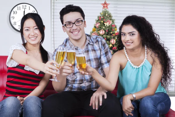 Multirassische Freunde genießen Weihnachtsfeier — Stockfoto