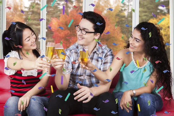 Multiracial people drinking champagne — Stock Photo, Image