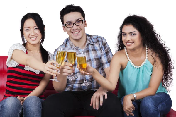 Menschen unterschiedlicher Rassen genießen Champagner und stoßen gemeinsam an — Stockfoto