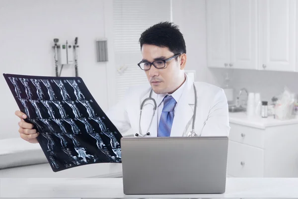 医师与笔记本电脑和 x 射线图像 — 图库照片