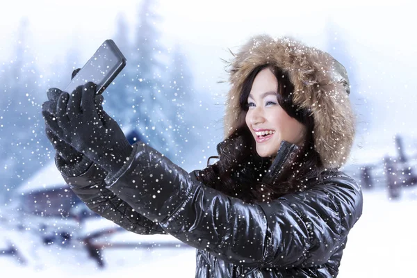 Pretty girl taking selfie photo — Stock Photo, Image