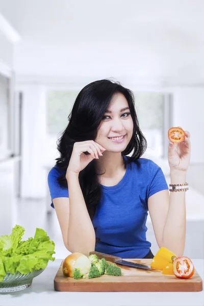 Pretty vegetarian model holds tomato — Stock Photo, Image