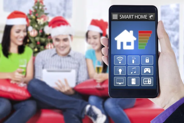 Controllore Smart Home e tre adolescenti — Foto Stock