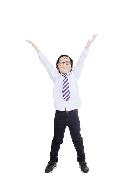 Succesvolle kleine zakenman met armen omhoog — Stockfoto