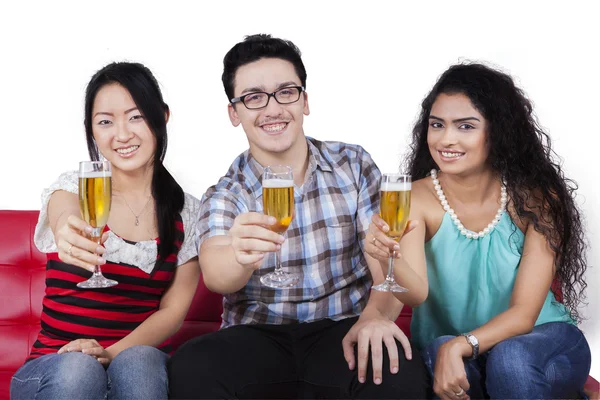 Teenageři, držení sklenice šampaňského — Stock fotografie
