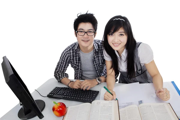 Dos estudiantes universitarios aprenden en la mesa — Foto de Stock