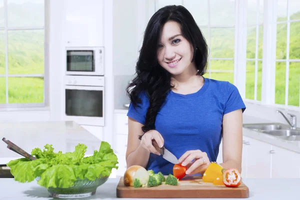 Yemek salata vejetaryen Asyalı kadın — Stok fotoğraf