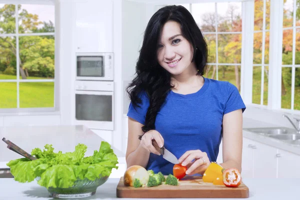 Vegetariánské žena dělá salát — Stock fotografie