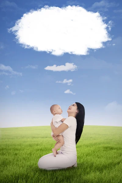 Γυναίκα και την κόρη με την ομιλία του στο cloud — Φωτογραφία Αρχείου