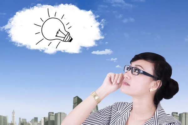 Žena při pohledu na lampu na cloud — Stock fotografie