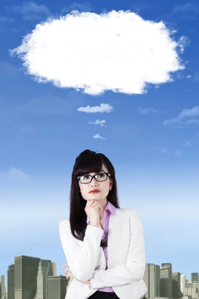 雲の下で女性思考のアイデア — ストック写真