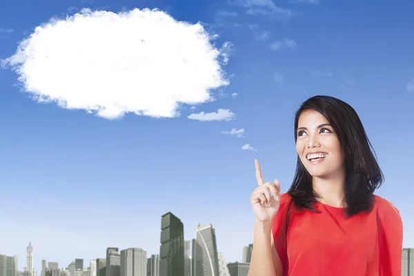 Mulher com ideia de pensamento nuvem — Fotografia de Stock