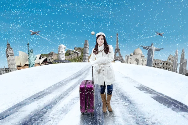 Mujer con monumentos famosos en el día nevado —  Fotos de Stock