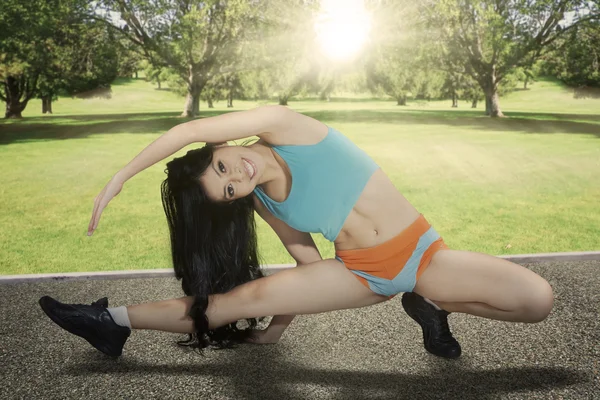 Young woman doing exercise at park — Stock Photo, Image