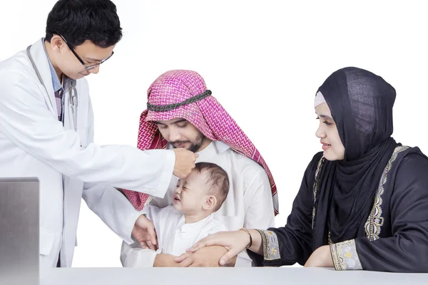 Lekarz, sprawdzanie arabski dziecko gorączka — Zdjęcie stockowe