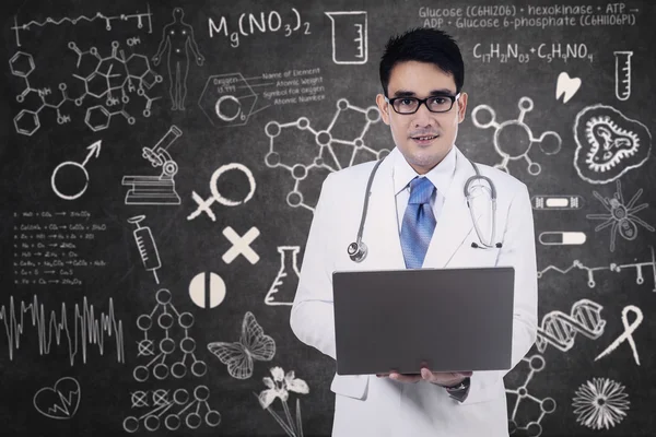 Mannelijke arts met laptop — Stockfoto