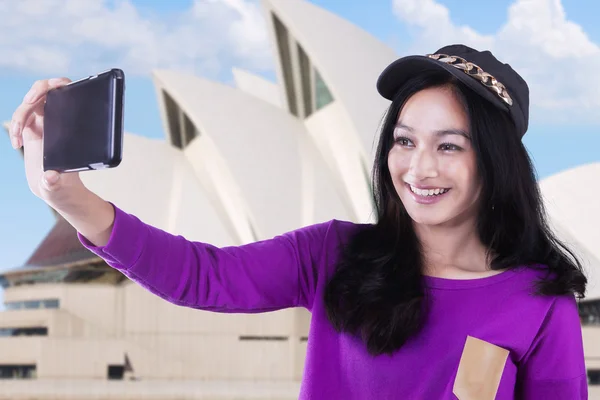 Teenage girl takes selfie picture in Sydney — Stock Photo, Image