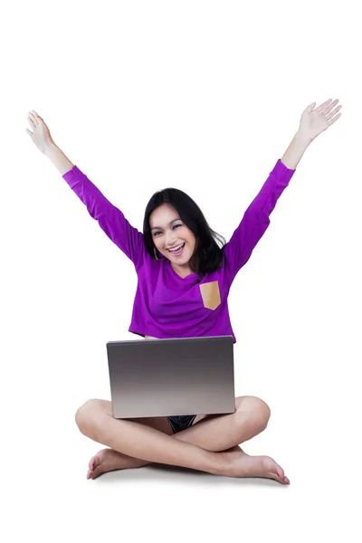 Vrolijk meisje met laptop en verhogingen hand — Stockfoto