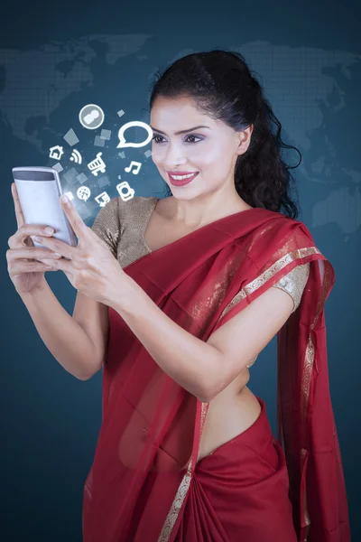 Mujer bastante india utiliza la red social — Foto de Stock