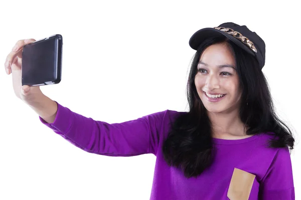 Pretty hipster girl taking selfie photo — Stock Photo, Image