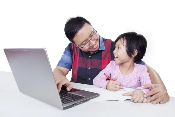 Söt flicka pratar med pappa medan du studerar — Stockfoto