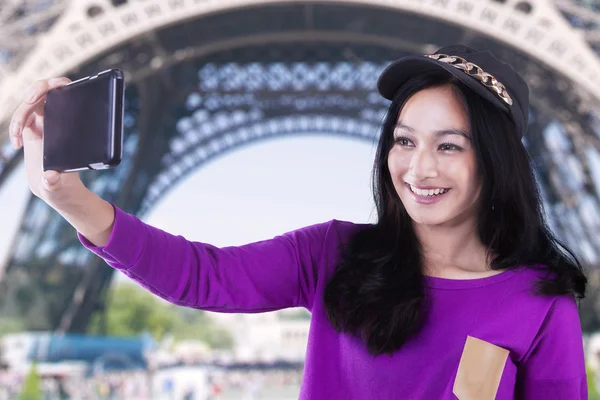 Beautiful girl takes selfie at Eiffel Tower — Stock Photo, Image