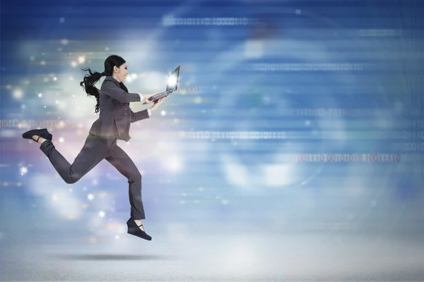 Empresária correndo no mundo virtual — Fotografia de Stock