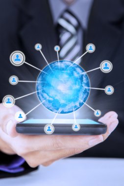 El cep telefonu ve sosyal ağ simgesini
