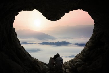 Romantik Çift mağarada dağ manzarasının tadını çıkarın.