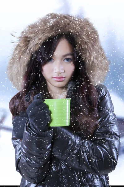 Young girl drinks hot tea — Stock Photo, Image