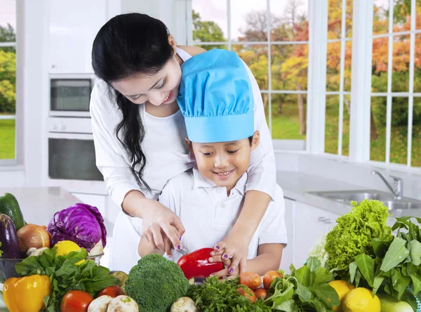 Mère et son fils préparent des légumes — Photo