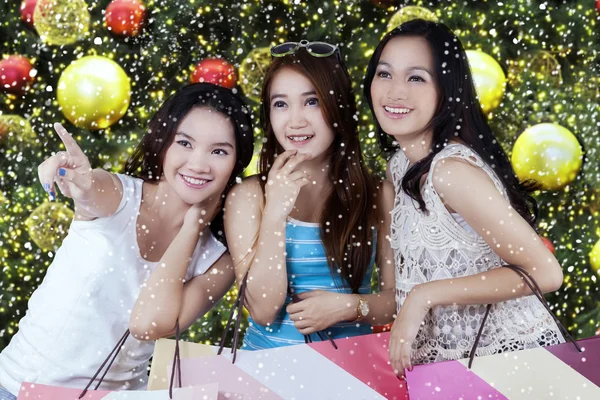 Three beautiful girls holds shopping bags — Stock Photo, Image