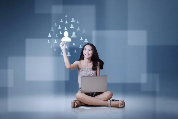 Kız dizüstü bilgisayar ve sosyal ağ simgesini — Stok fotoğraf