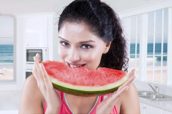 Indiaas model geniet van verse watermeloen — Stockfoto