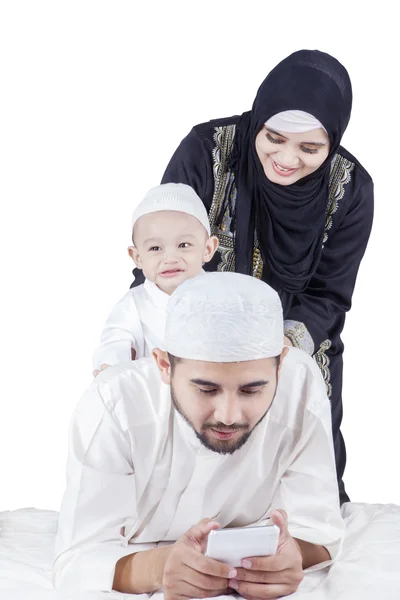 Uomo arabo con cellulare e la sua famiglia — Foto Stock