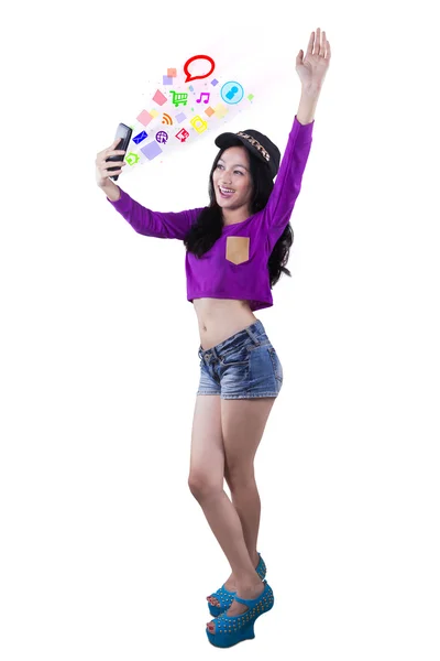 Lány cellphone és a szociális média ikon — Stock Fotó