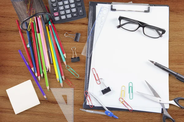 Papelería y portapapeles vacío en la mesa — Foto de Stock