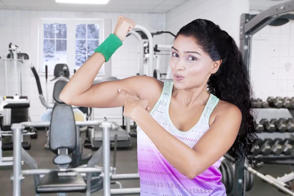 Happy woman pointing her bicep — Stock Photo, Image