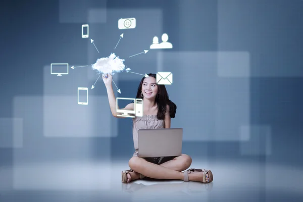 Menina com laptop e ícone de computação em nuvem — Fotografia de Stock