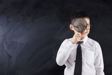 Büyüteç sınıf ile okul çocuğu