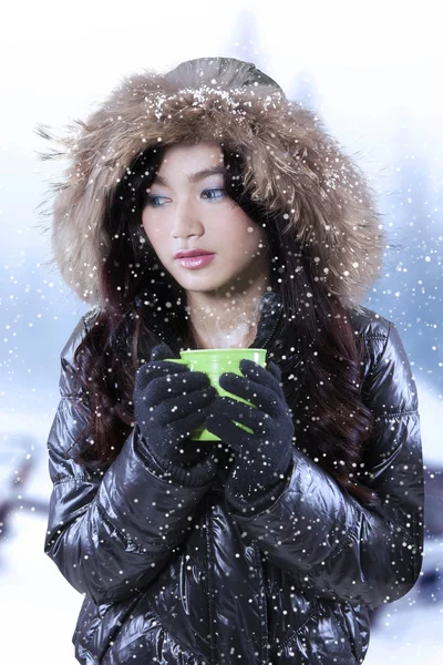 Woman holds hot chocolate in winter day — Stock Photo, Image