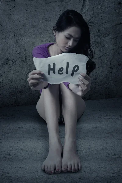 Дівчина-підліток зі словом допомоги — стокове фото