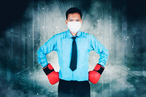 Junger Geschäftsmann Mit Medizinischer Maske Und Boxhandschuhen Nebligen Büroflur — Stockfoto