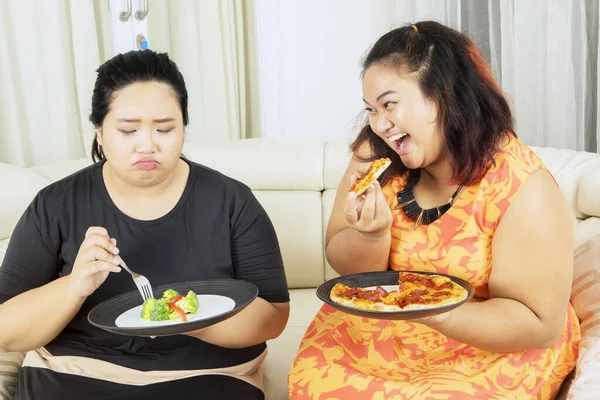 Afvallen Concept Ongelukkige Dikke Vrouw Eten Salade Terwijl Plagen Door — Stockfoto