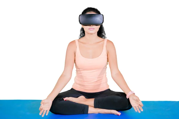 Jovem Indiana Vestindo Óculos Realidade Virtual Enquanto Faz Meditação Estúdio — Fotografia de Stock